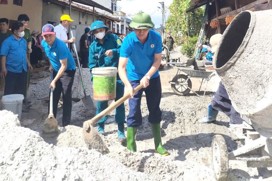 Dai bieu va nguoi dan tham gia khoi cong cong trinh.Anh: MTTQ Tuyen Quang.