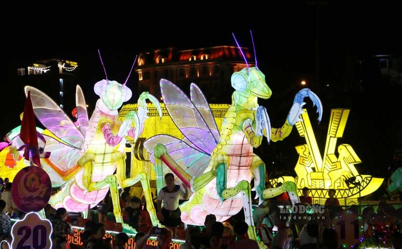 Màn rước đèn Trung thu tại Đêm hội Thành Tuyên ở Tuyên Quang. Ảnh: Việt Bắc