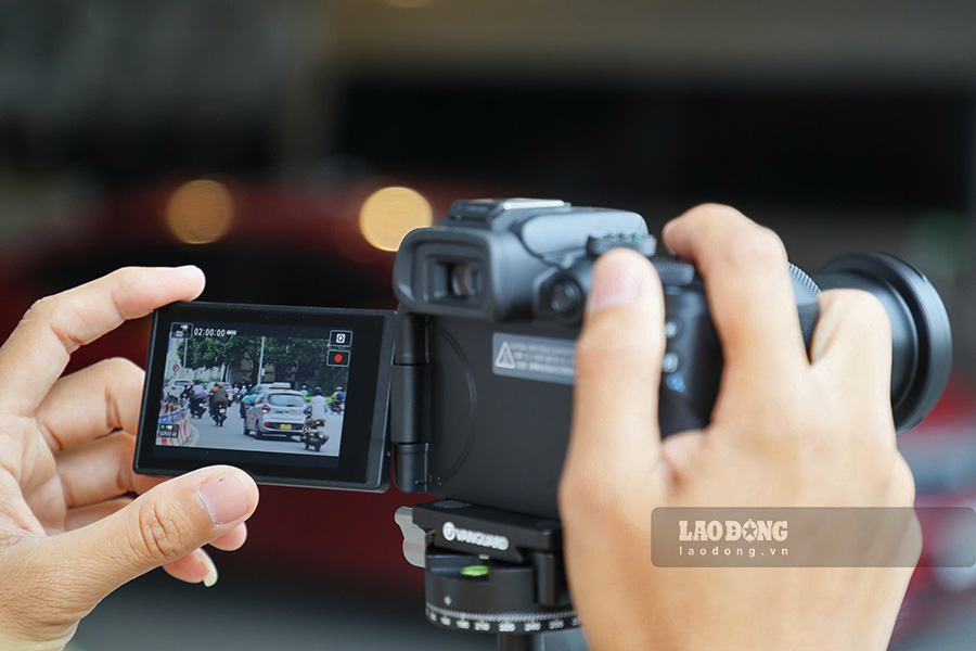 Les informations sur les infractions au code de la route sont directement enregistrees par les individus et les organisations a l'aide d'appareils electroniques portables ou fixes sur les vehicules. Photo : The Ky