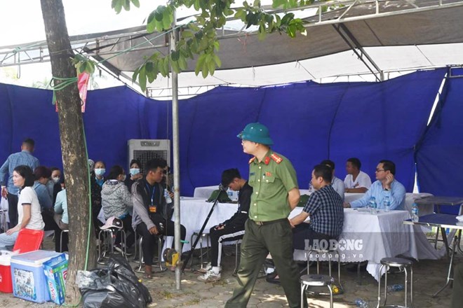 UBND phuong Thuong Cat thuc hien cuong che kiem dem bat buoc doi voi khoang 36 ho dan trong sang 8.9.2025. Anh: Thanh Nhan