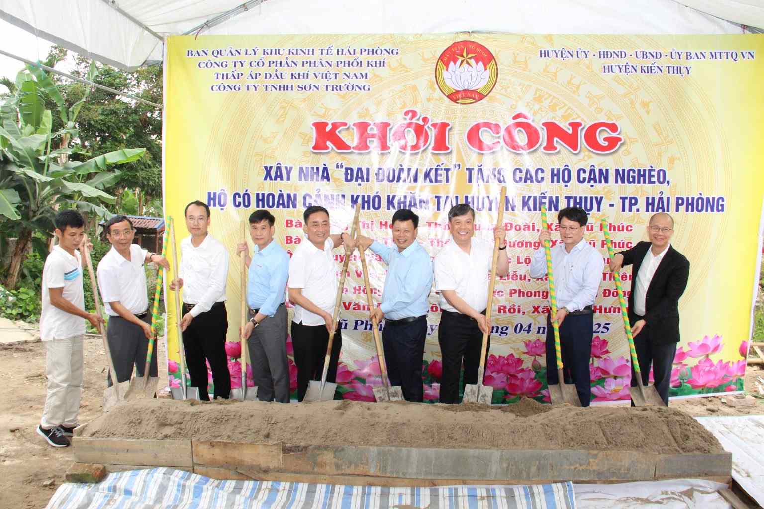 El Comite del Frente de la Patria de Vietnam de la ciudad anuncio el apoyo financiero para la construccion de 190 casas Dai doan ket. Foto: Mạt trạn Tỏ quóc TP Hai Phong