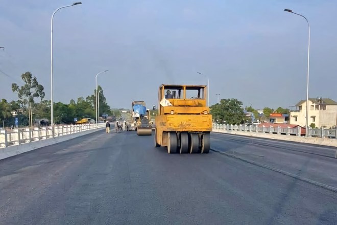 Người dân vui mừng khi cầu Phong Châu mới được thảm nhựa