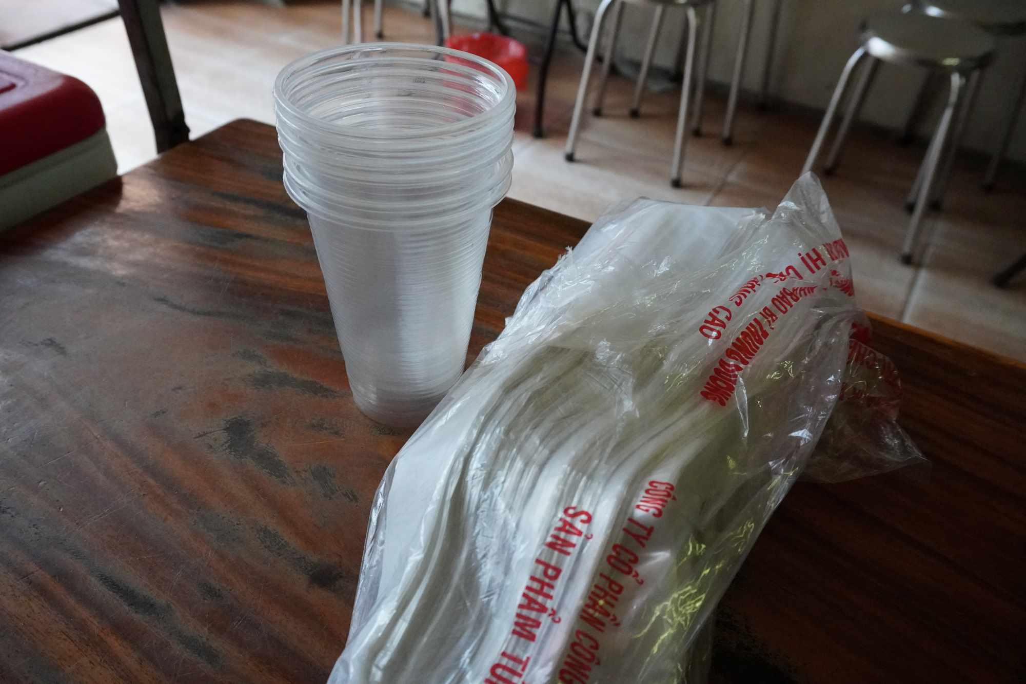 plastic bags and cups are popular with stores due to their low price. Photo: Linh Trang