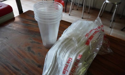 Túi nylon, cốc nhựa được các cửa hàng sử dụng phổ biến do giá thành rẻ. Ảnh: Linh Trang
