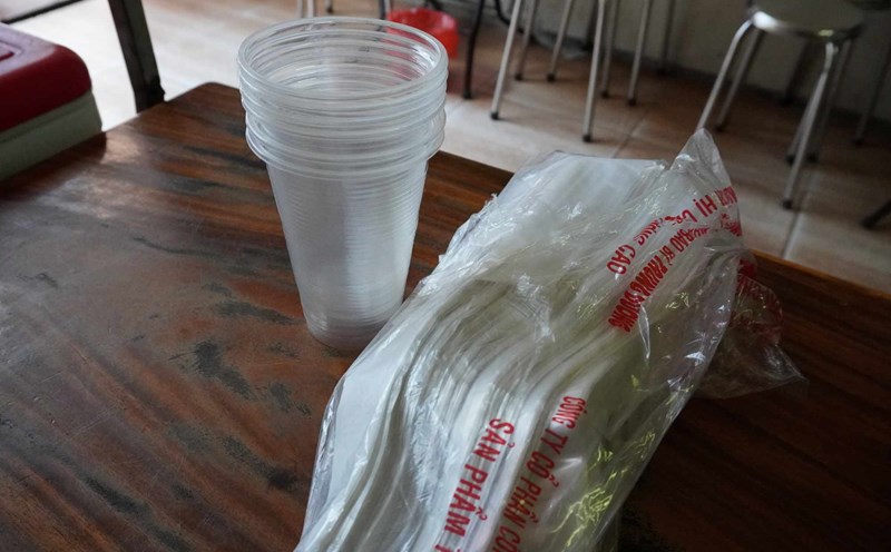 plastic bags and cups are popular with stores due to their low price. Photo: Linh Trang