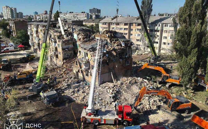 Ukrainian rescue forces search for victims in a building destroyed after a Russian airstrike in Kiev on August 28, 2025. Photo: AFP
