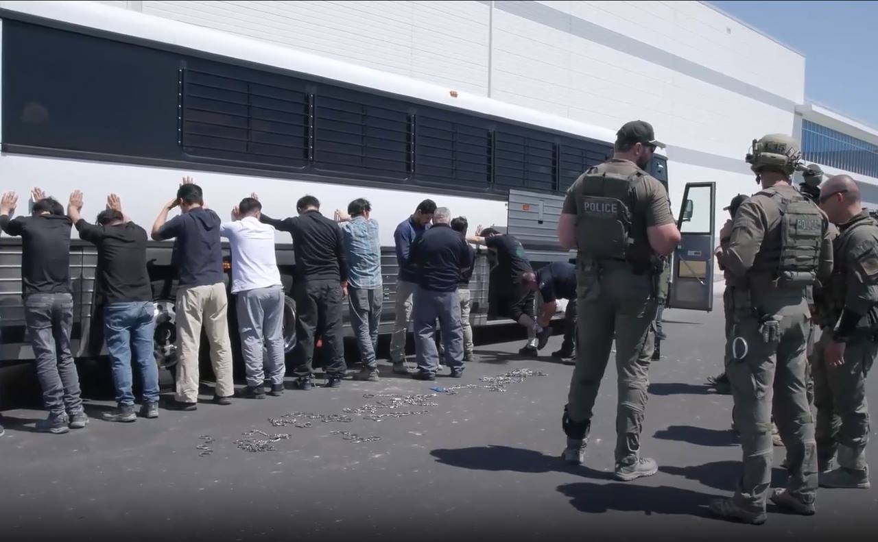 9월 4일 미국 조지아에서 현대-LG 합작 회사가 운영하는 공장의 건설 현장에서 불법 이민자 단속 중 체포된 노동자. 사진: 미국 이민세관단속국(ICE)