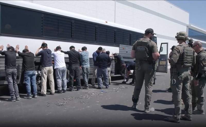 Workers were arrested in a search for illegal immigrants at the construction site of a plant operated by a Hyundai-LG joint venture in Georgia, USA on September 4. Photo: US Immigration and Customs Enforcement (ICE)
