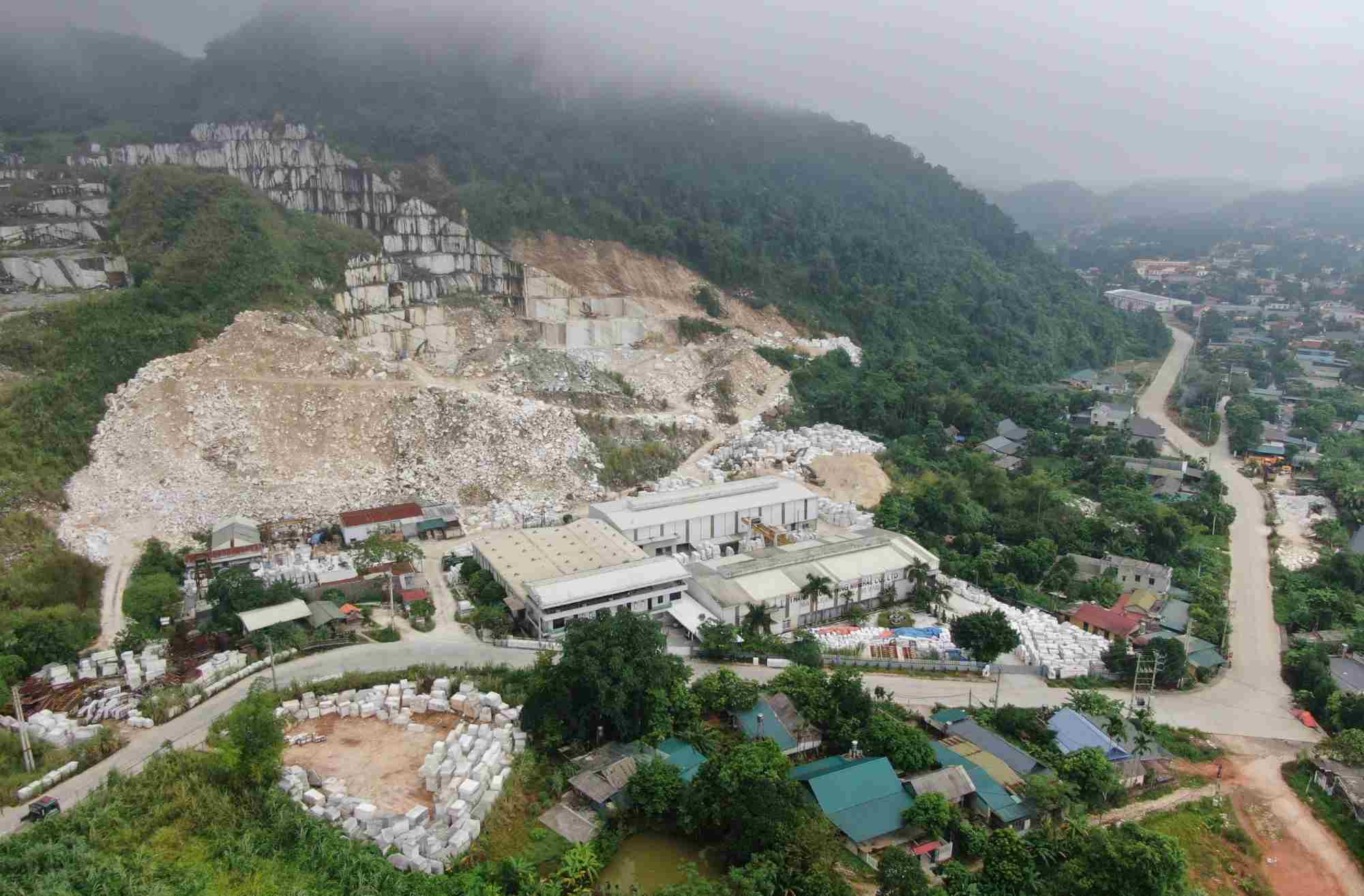 More than 10 households in village 10, Luc Yen commune live in fear at the foot of Dao Lam quarry, of Yen Bai VPG Mineral Joint Stock Company. Photo: Van Duc