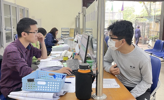 Hanoi Social Insurance officers advise employees on procedures for receiving social insurance. Photo: Ha Anh