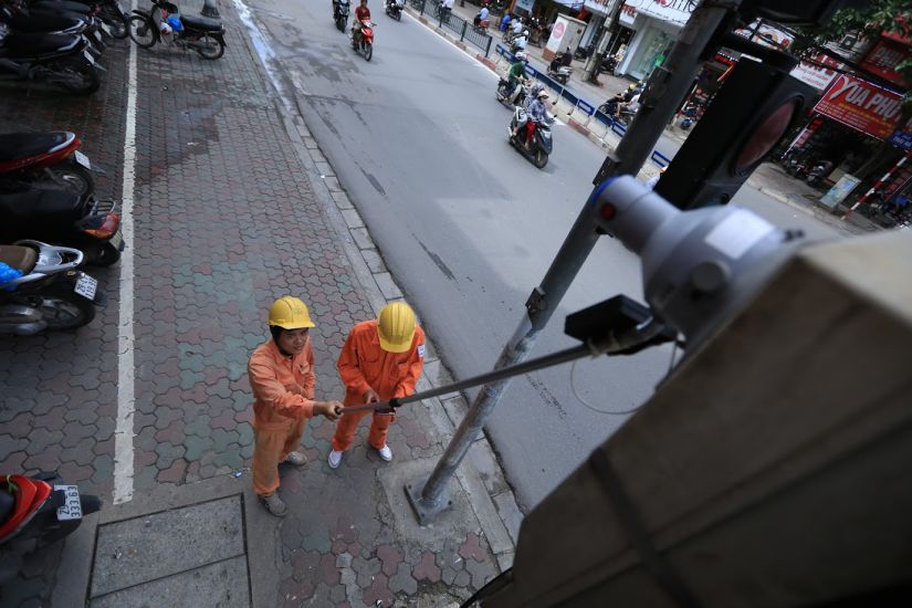Power workers go to read the consumer's electricity consumption index. Photo: Hai Nguyen