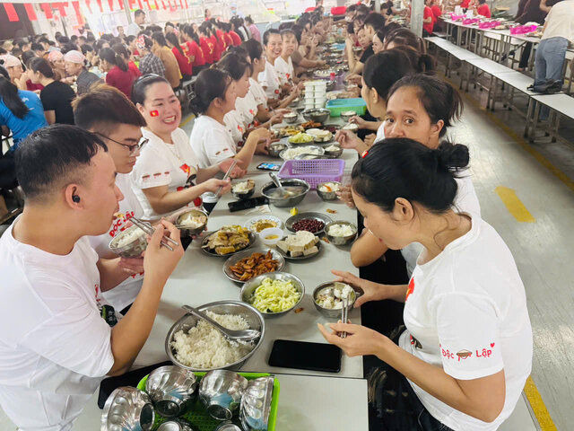 Plummy Garment Vietnamは労働組合とともに、1 200人以上の労働者の実質的な世話をしています。写真: Hung Yen 労働組合