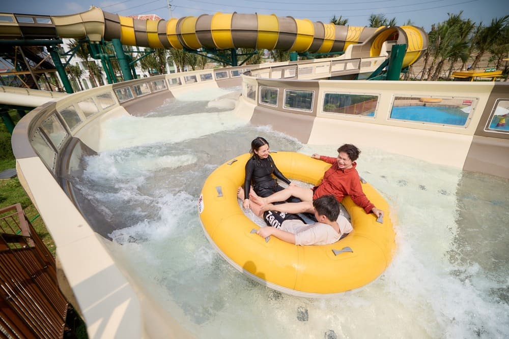Sun World Ha Nam 워터파크는 관광객을 유치하기 위해 매력적인 특별 가격을 제공합니다. 사진: Thanh Son