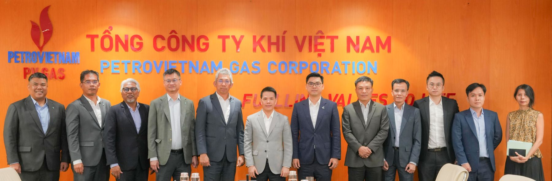 Lãnh đạo PV GAS và Petronas chụp ảnh lưu niệm tại buổi làm việc. Ảnh: PV GAS