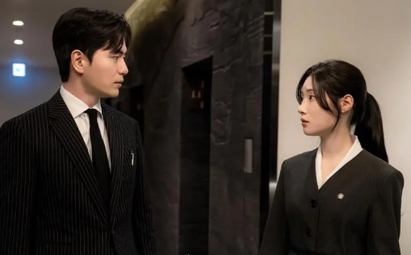 Lee Jin Wook and Jung Chaeyeon in the film. Photo: Producer/Net Netflix