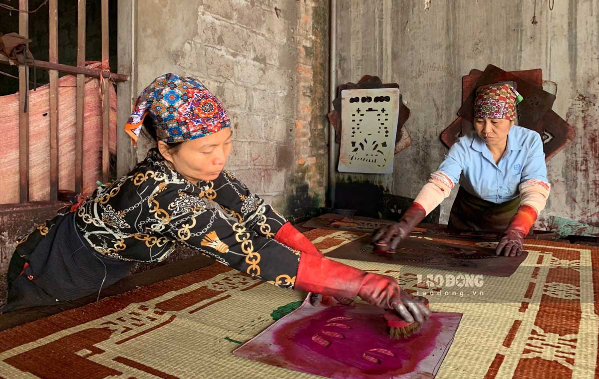 Le village artisanal de tissage de chieu dans la commune de Long Hung province de Hung Yen est conserve et developpe par les habitants depuis de nombreuses annees. Photo : Ha Vi