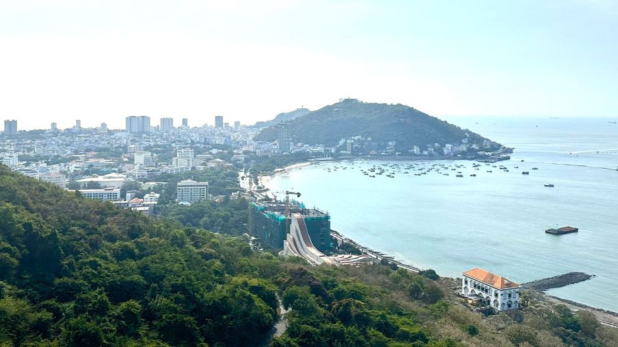 Avec un terrain unique Vung Tau est favorable au developpement de divers types de tourisme en exploitant le potentiel marin - montagne - riviere - foret inondee de sel. Photo : Thanh An