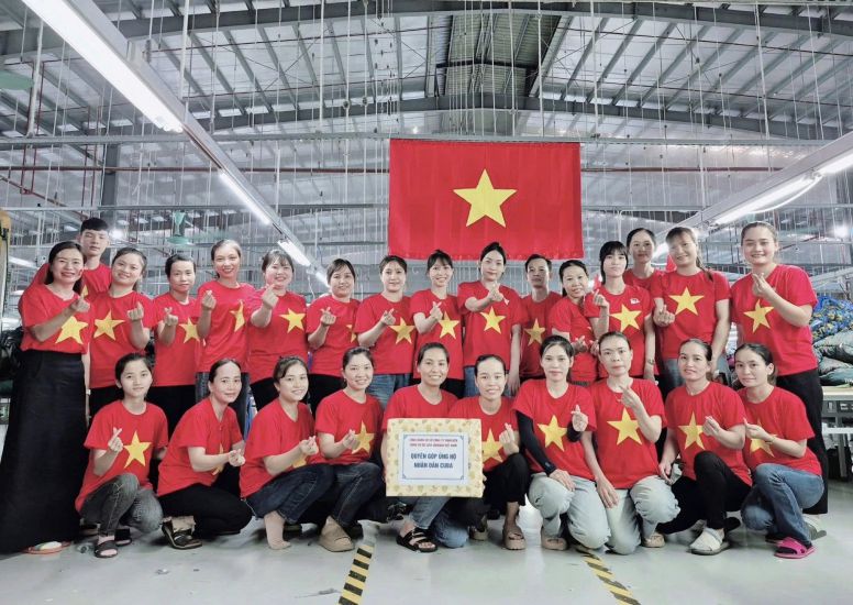 En reponse a l'appel les travailleurs de Quang Tri font des dons pour soutenir le peuple cubain. Photo : Xuan Nhu