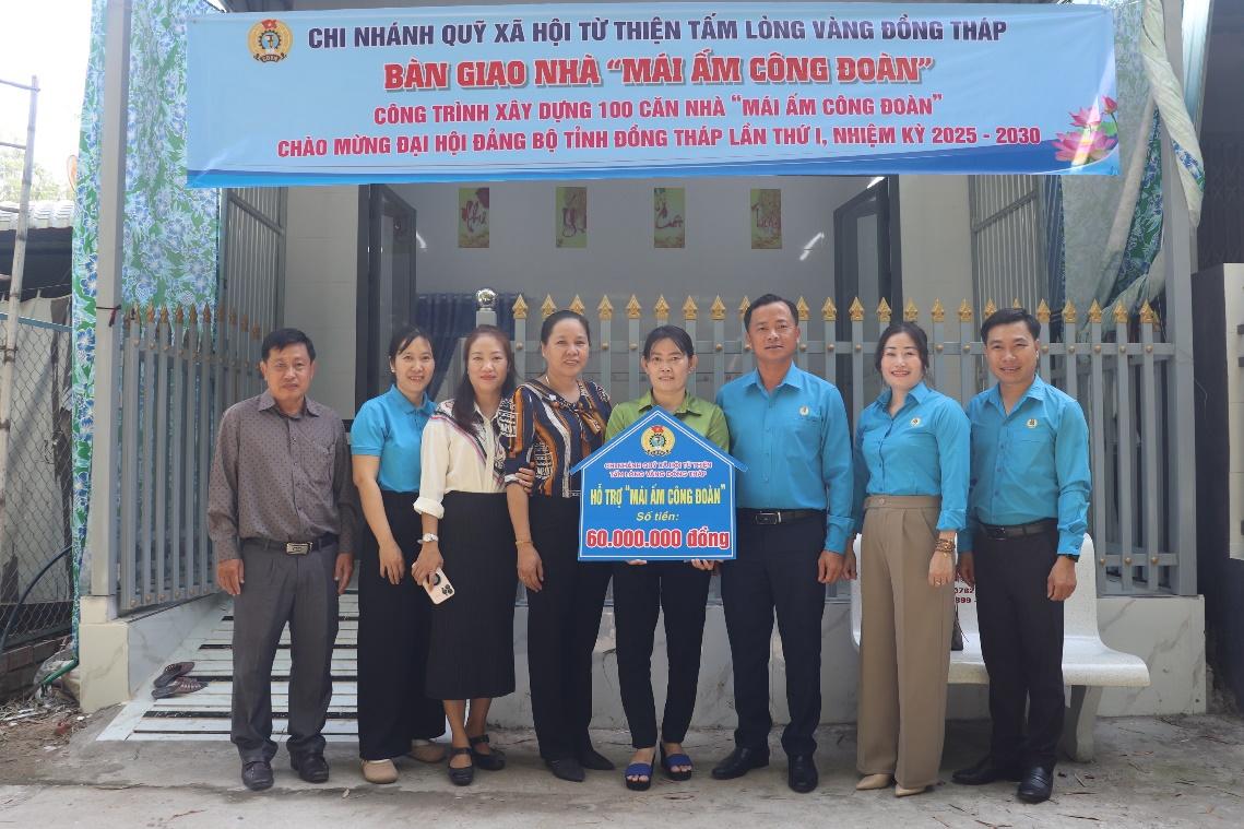 Quang canh ban giao Mai am Cong doan cho chi Nguyen Thi Muoi – doan vien CDCS Truong Mam non An Thanh. Anh: LDLD tinh Dong Thap