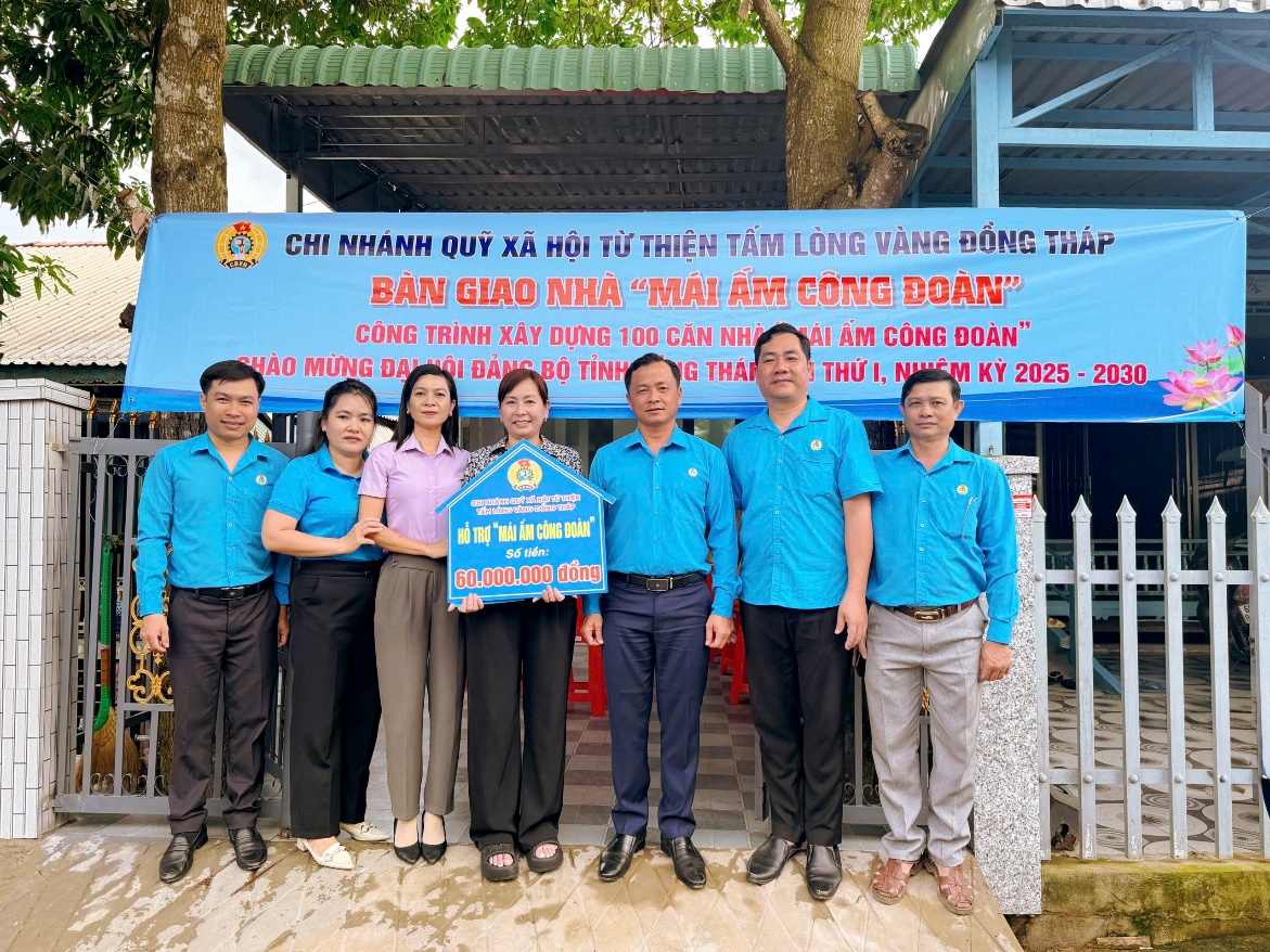 Quang canh ban giao Mai am Cong doan cho chi Nguyen Thi Tuyet - doan vien CDCS Mat tran To quoc Huyen Hong Ngu. Anh: LDLD tinh Dong Thap