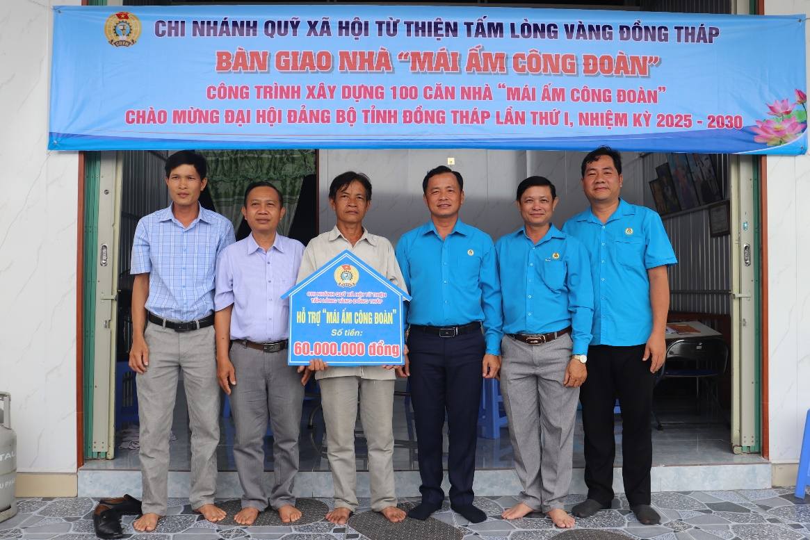 Quang canh ban giao Mai am Cong doan cho anh Nguyen Huu Giau - doan vien CDCS Truong Tieu hoc Thuong Lac 2. Anh: LDLD tinh Dong Thap