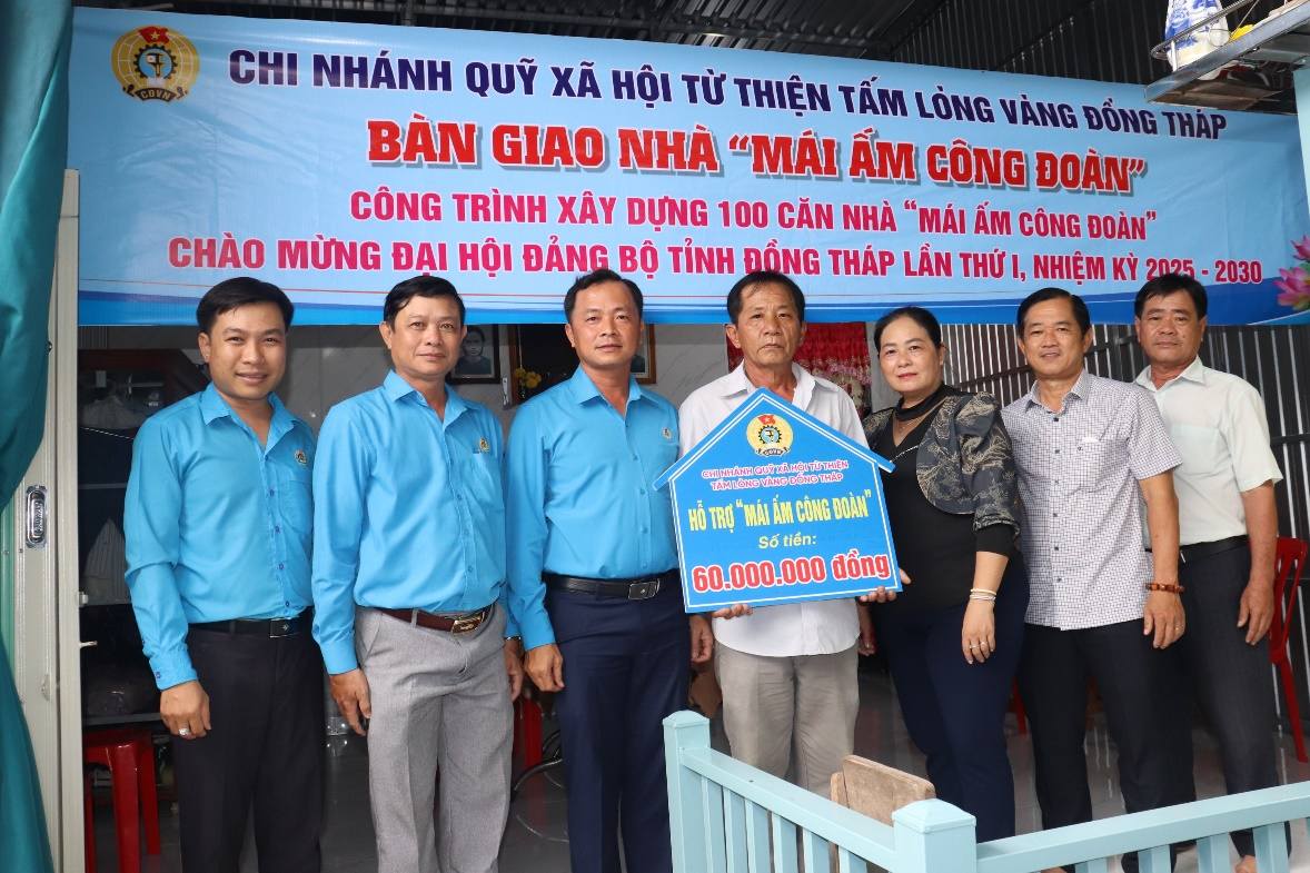 Quang canh ban giao Mai am Cong doan cho anh Le Van Nhan - doan vien CDCS Truong Tieu Long Khanh B1. Anh: LDLD tinh Dong Thap