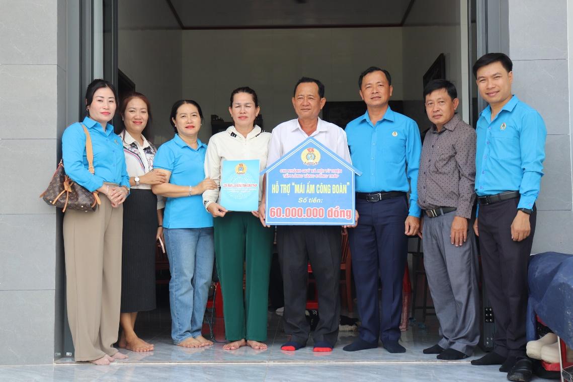 Quang canh ban giao Mai am Cong doan cho anh Ho Van A - doan vien CDCS  Phuong An Binh B. Anh: LDLD tinh Dong Thap