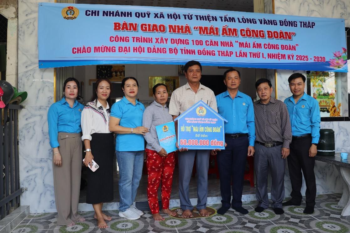 Quang canh ban giao Mai am Cong doan cho anh Bui Van Ho - doan vien CDCS Phuong An Binh B. Anh: LDLD tinh Dong Thap