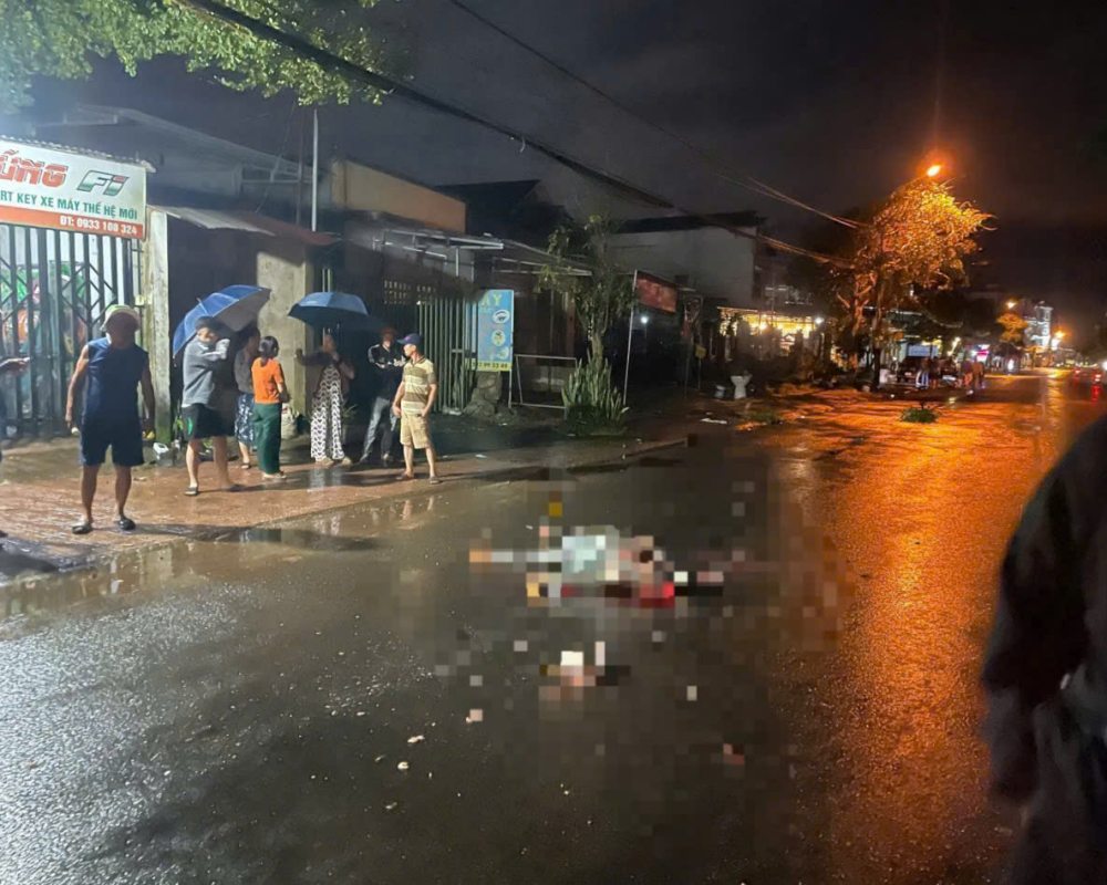 Dieu khien xe may truot nga ra duong, thanh nien bi xe o to tong tu vong. Anh: Cong an cung cap