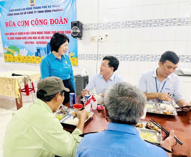 Les dirigeants de la Federation du travail de la ville de Da Nang assistent au repas syndicale de la societe TNHH Dong Phuong. Photo : Phan Ha