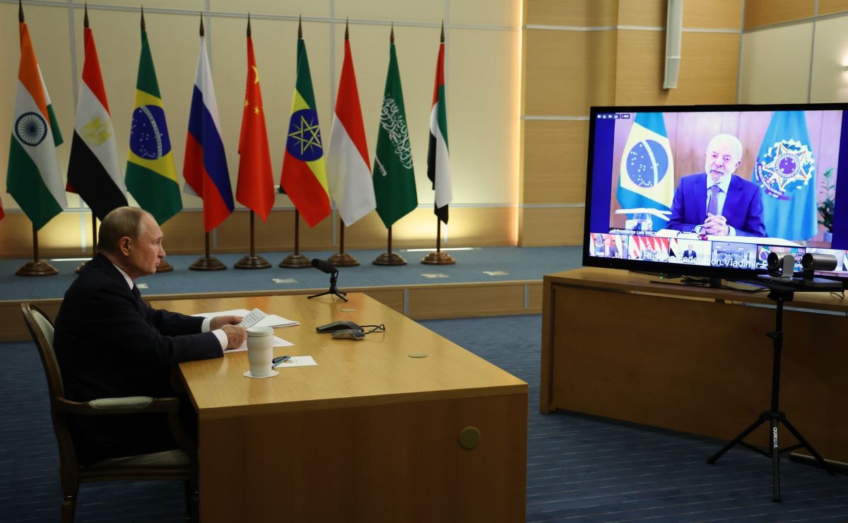 Tong thong Nga Vladimir Putin nghe Tong thong Brazil Luiz Inacio Lula da Silva phat bieu tai hoi nghi thuong dinh BRICS truc tuyen ngay 8.9.2025. Anh: Kremlin