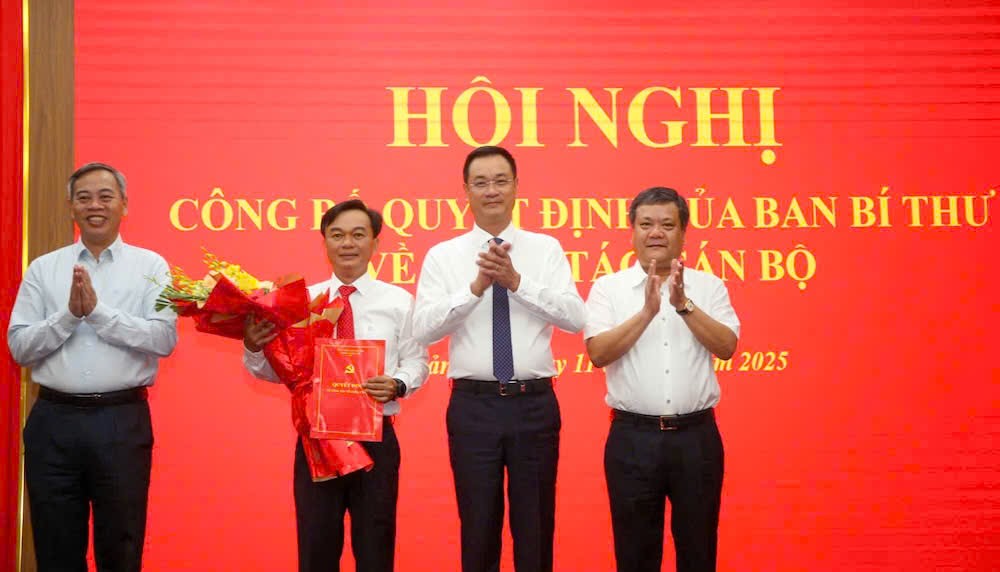 Nguyen Chien Thang 씨가 Quang Tri 지방 지도자로부터 축하 꽃다발을 받고 있습니다. 사진: Hung Tho