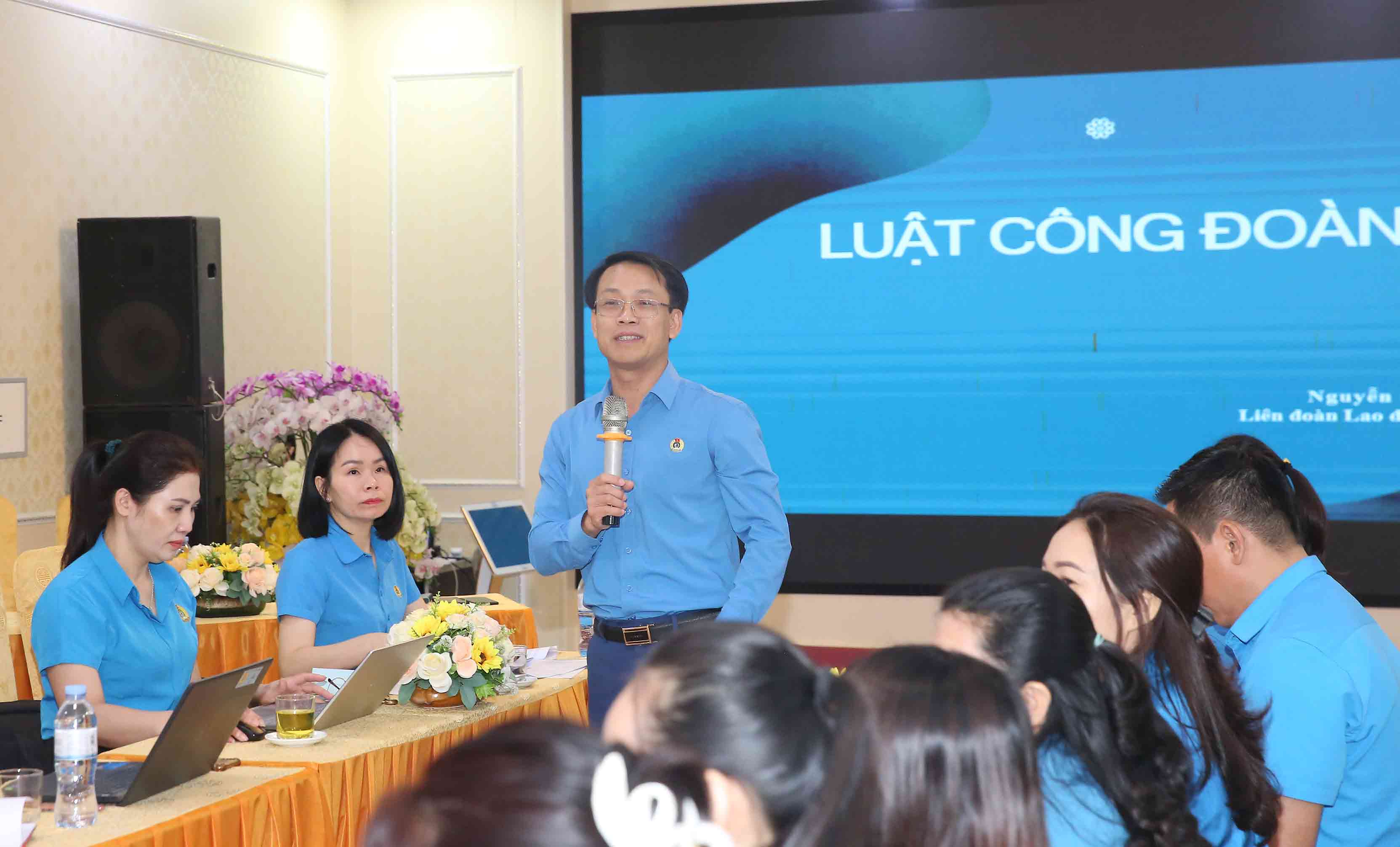 Ong Nguyen Chi Cong - Pho Chu tich Lien doan Lao dong tinh Nghe An tien hanh tap huan cho doi ngu can bo cong doan. Anh: Duy Chuong