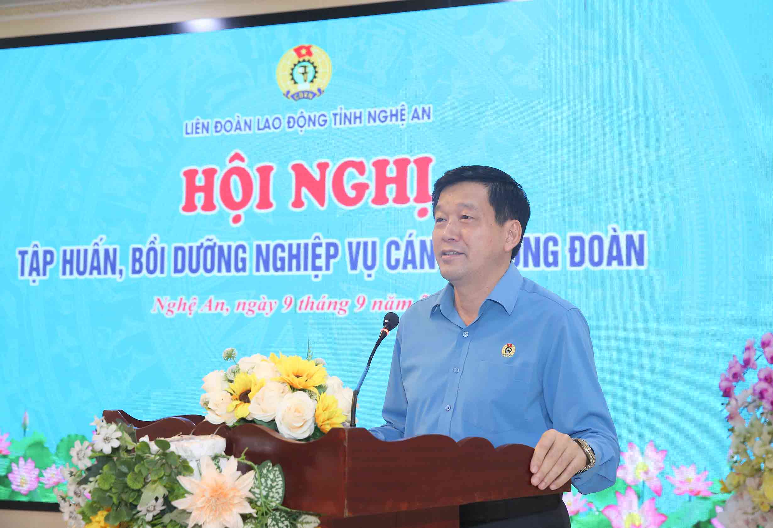 Ong Kha Van Tam - Chu tich Lien doan Lao dong tinh Nghe An phat bieu tai hoi nghi. Anh: Duy Chuong