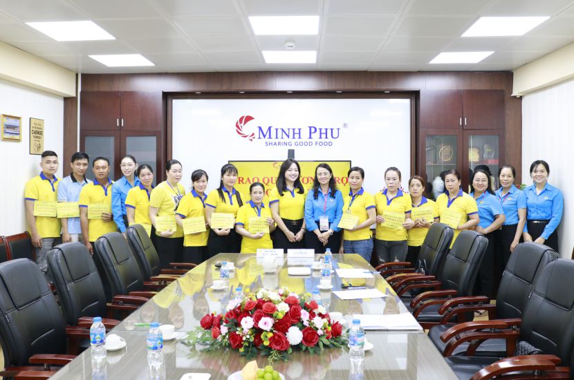 Le CDCS de la societe par actions de produits aquatiques Minh Phu - Hau Giang a remis un soutien a 12 membres du syndicat et travailleurs en difficulte chaque personne beneficiant d'un pret sans interet de 10 millions de dongs. Photo : Anh Khoa