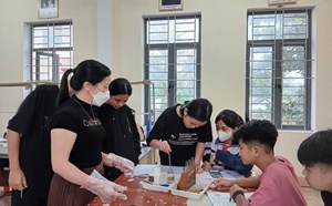 Nhân viên trường học vui mừng khi nhận thông tin hưởng 30% phụ cấp