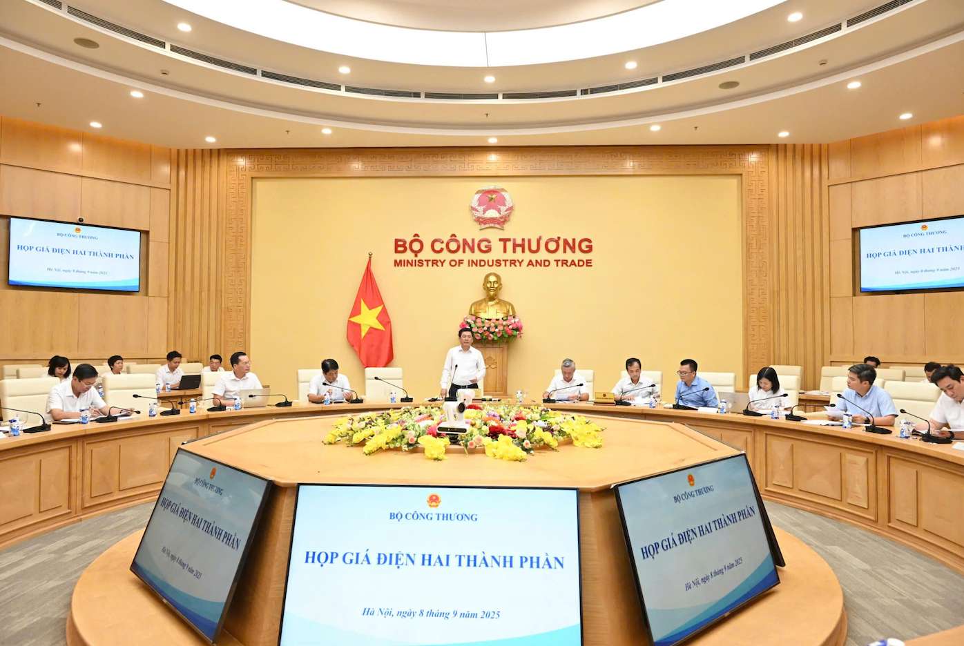 Le ministre de l'Industrie et du Commerce Nguyen Hong Dien a preside une reunion de travail avec les unites relevant du ministere sur les prix de l'electricite a 2 composantes. Photo : Ministere de l'Industrie et du Commerce