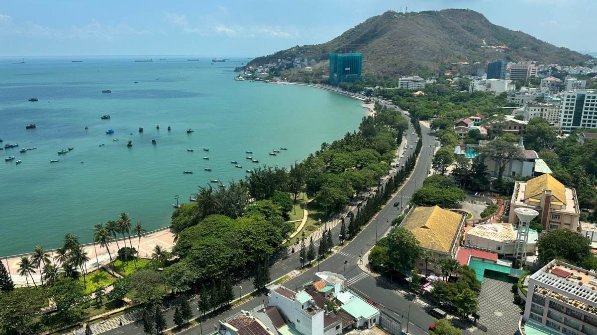 Avec un terrain unique Vung Tau est favorable au developpement de divers types de tourisme en exploitant le potentiel marin - montagne - riviere - foret inondee de sel. Photo : Thanh An