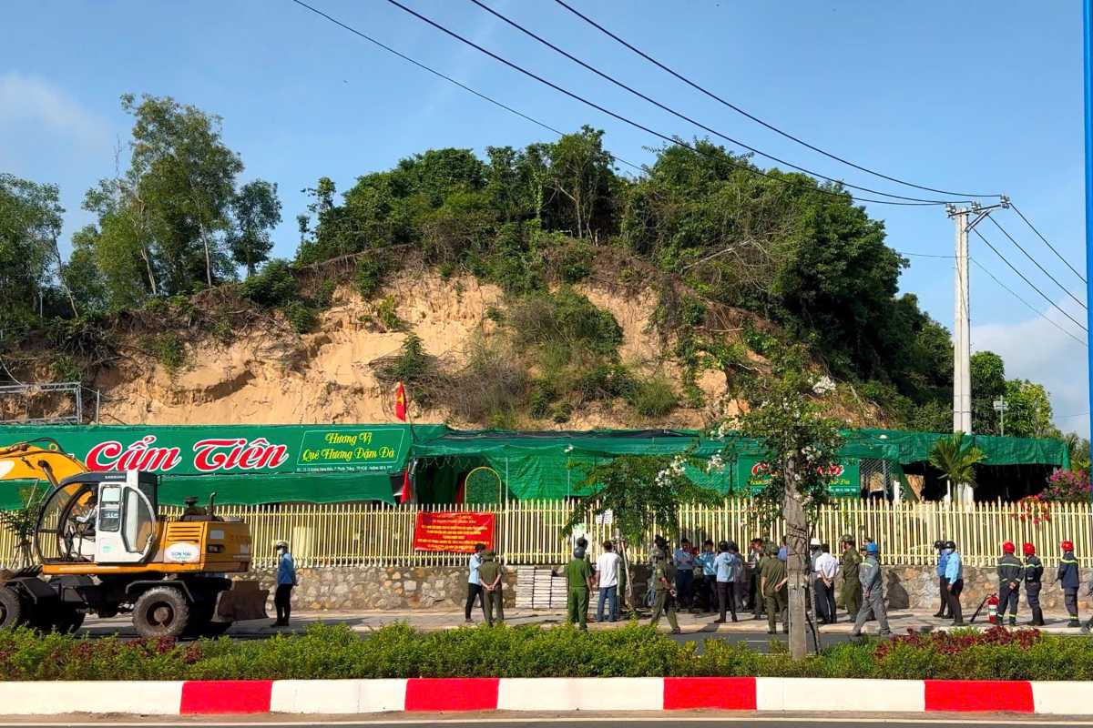 関係当局は、違反施設で強制執行決定を集中的に発表しました。写真:Thanh An