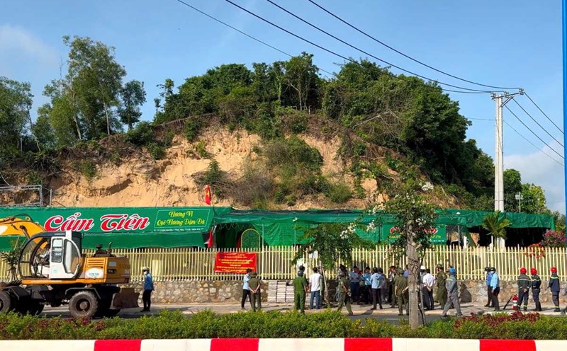 The authorities gathered to announce the enforcement decision at the violating facility. Photo: Thanh An