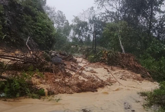 Les routes sont profondement inondees et les glissements de terrain ont isole de nombreux villages des hauts plateaux de Lao Cai en raison des fortes pluies de fin août. Photo : Fournie par les habitants.