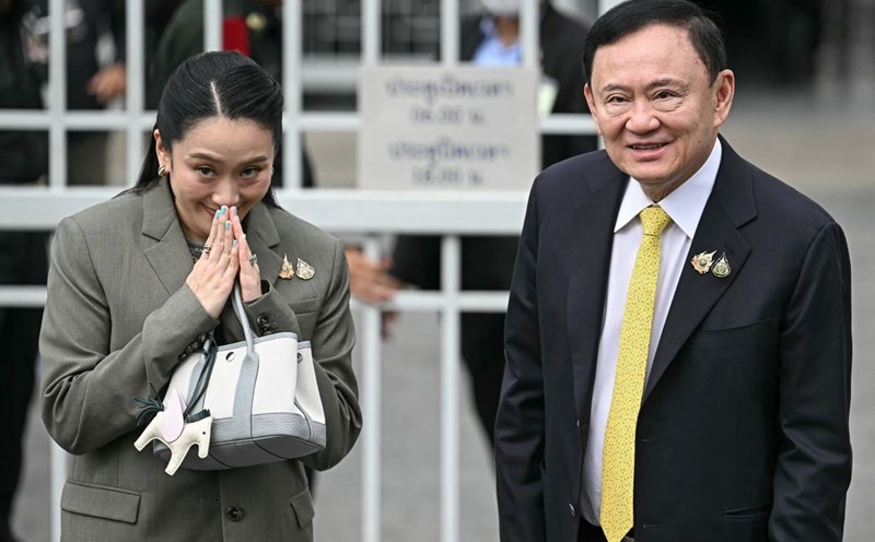 Mr. Thaksin and his daughter Paetongtarn Shinawatra arrived at the Thai Constitutional Court on the morning of September 9, 2025. Photo: AFP