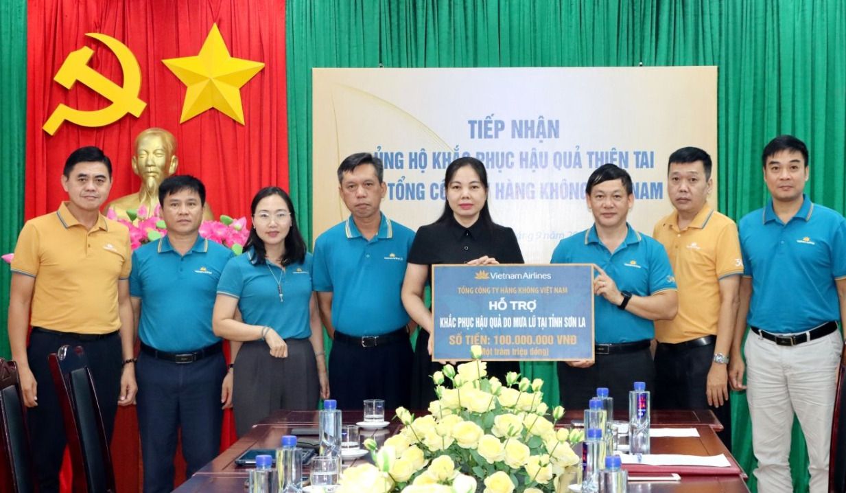 El Comite del Frente de la Patria de Vietnam de la provincia de Son La recibe apoyo de la Corporacion General de Aviacion de Vietnam. Foto: Truong Son