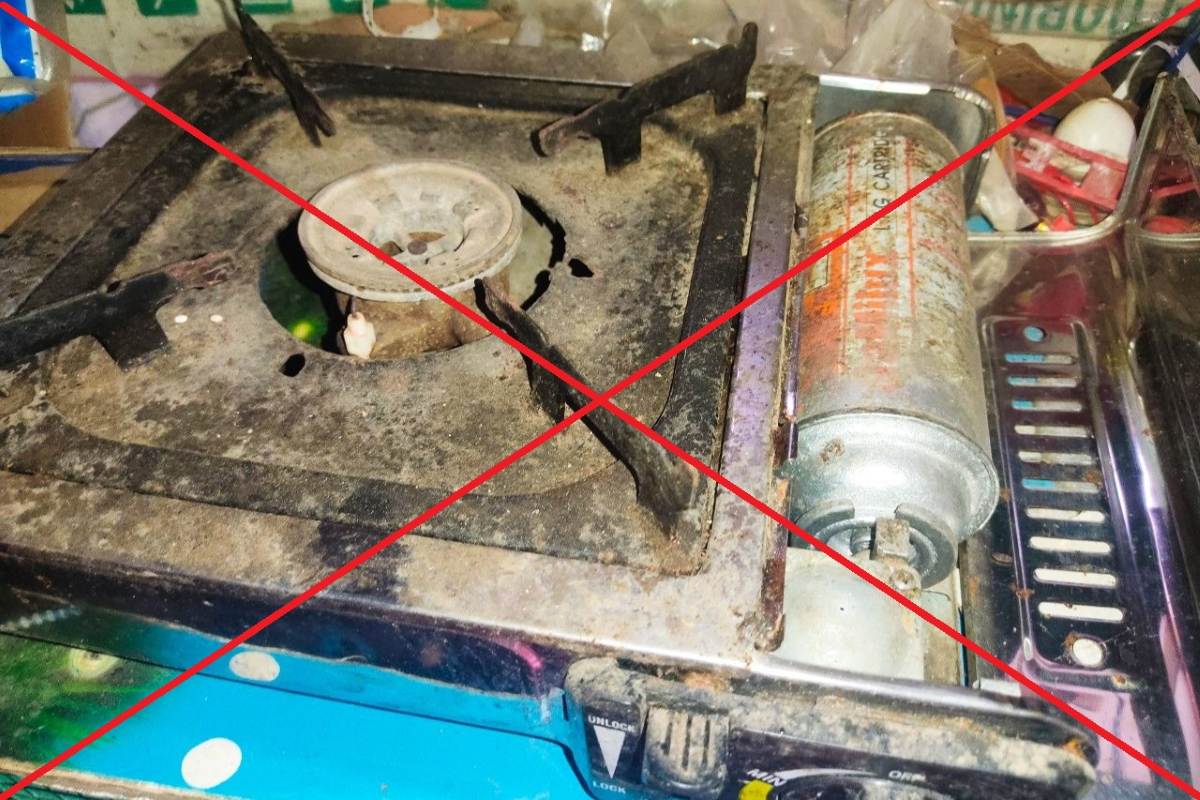 Potential risk of leakage, fire and explosion due to old gas cylinders and mini gas stoves, mold, rust... Photo: Nhu Quynh