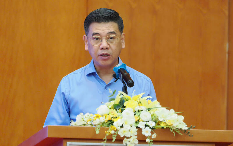Ong Nguyen Van Dung - Pho Chu tich UBND TPHCM phat bieu tai hoi thao.