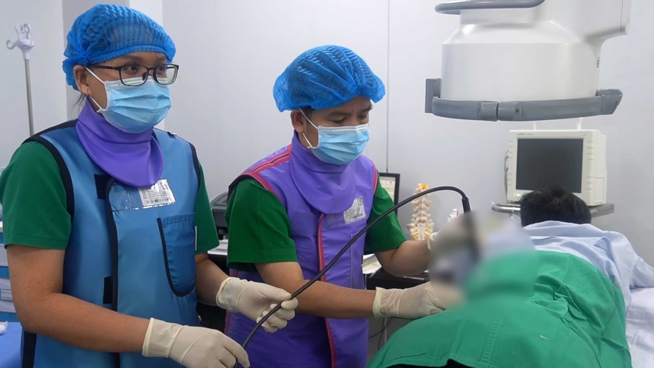 Doctors are performing chronic pain relief techniques. Photo: Can Tho Central General Hospital