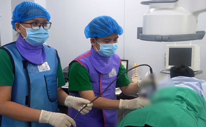 Doctors are performing chronic pain relief techniques. Photo: Can Tho Central General Hospital