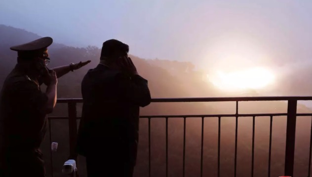 김정은 북한 국무위원장이 2025년 9월 8일 미사일 엔진 시험 발사를 참관하고 있습니다. 사진: KCNA