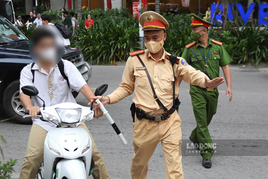 CSGT Ha Noi phat hien nhieu truong hop hoc sinh vi pham. Anh: The Ky
