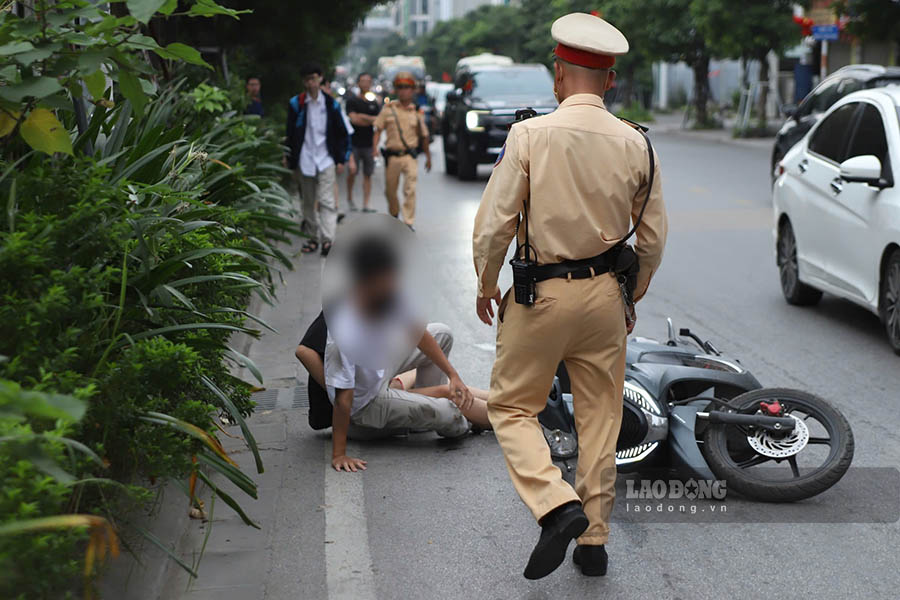 Hoc sinh khong doi mu bao hiem, lang lach va tu nga. Anh: The ky